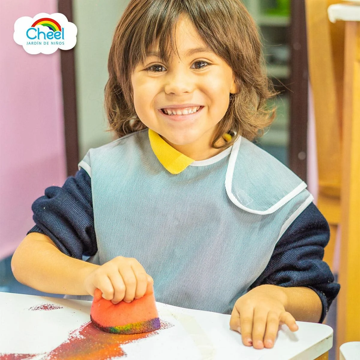 Niños en clase de pintura y arte creativo en Kínder Cheel Zapopan